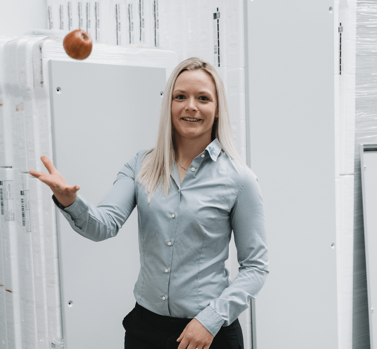 Ausbildung im Elektrohandwerk Mitarbeiterin wirft Apfel in die Luft